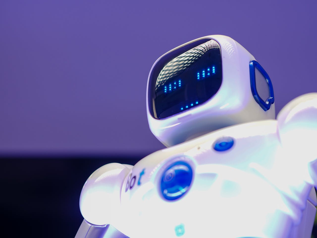 Mastering the First Impression: Your intriguing post title goes here A modern humanoid robot with digital face and luminescent screen, symbolizing innovation in technology.